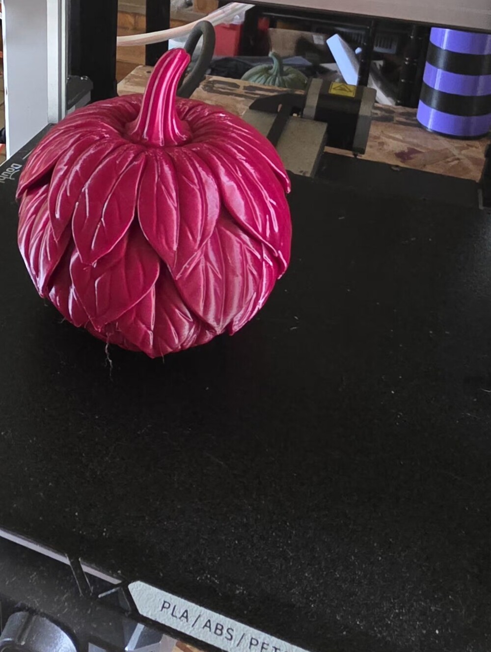 Fuchsia 3D-Printed Leaf Pumpkin 4" - Picture 2 of 2
